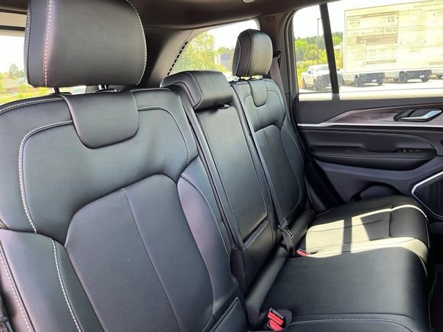 New 2026 Bright White Clear-Coat Exterior Paint Jeep Limited Reserve image 28