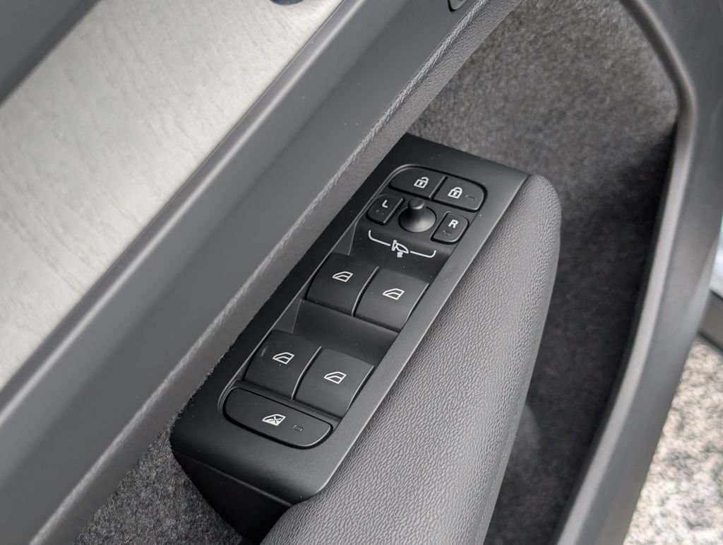 2026 Volvo XC40 Plus - Photo 13