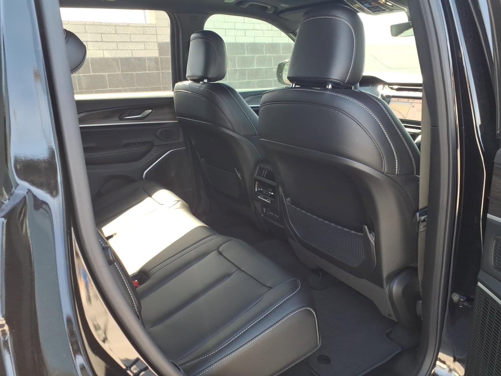 New 2026 Diamond Black Crystal Pearl-Coat Exterior Paint Jeep Limited image 8