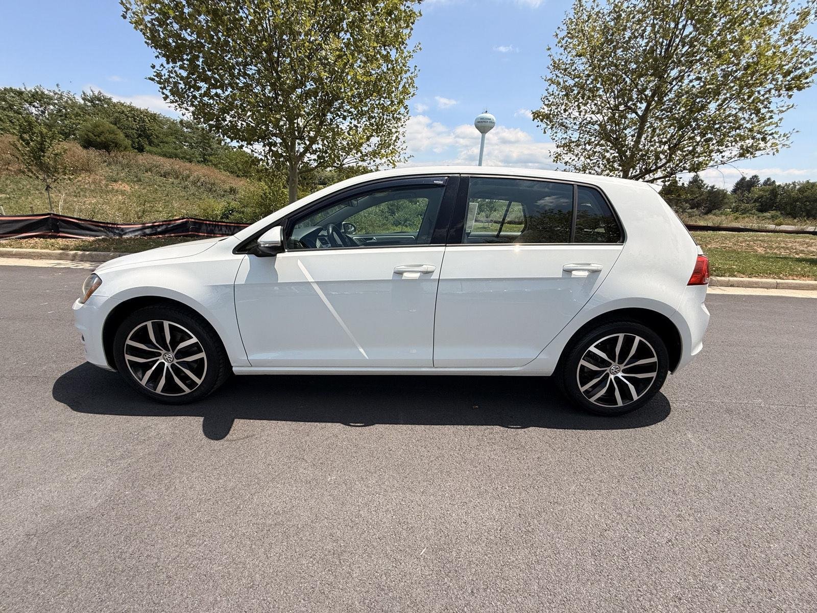 Used 2017 Pure White Volkswagen SE image 8