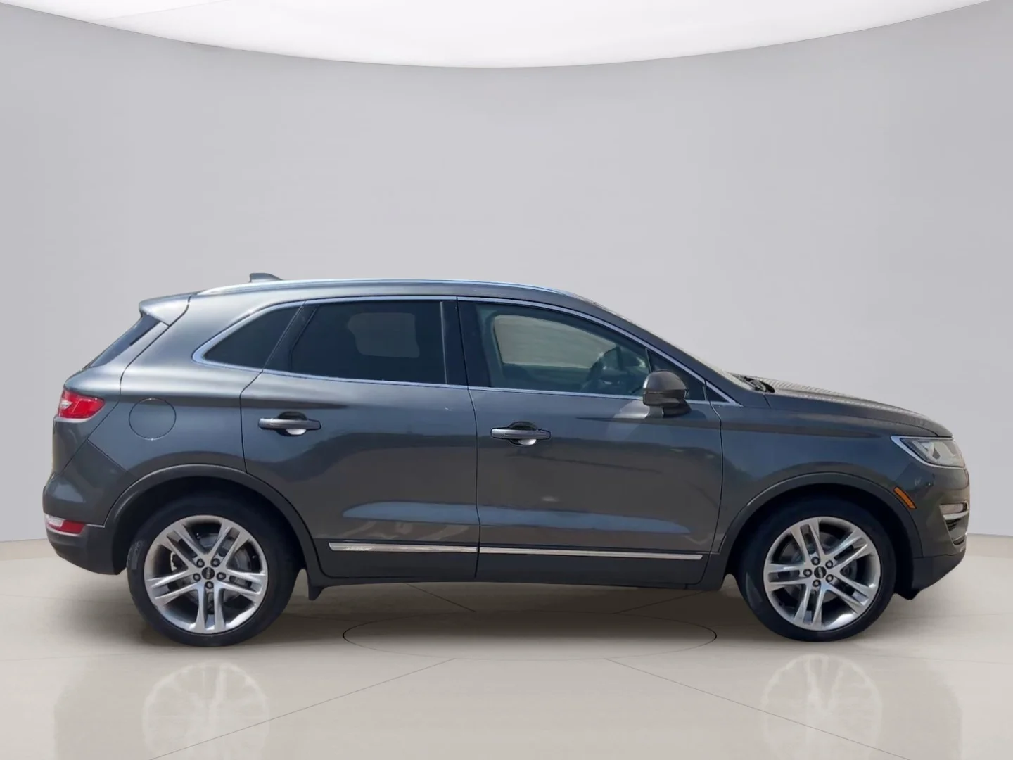Used 2017 Gray Lincoln RESERVE image 6
