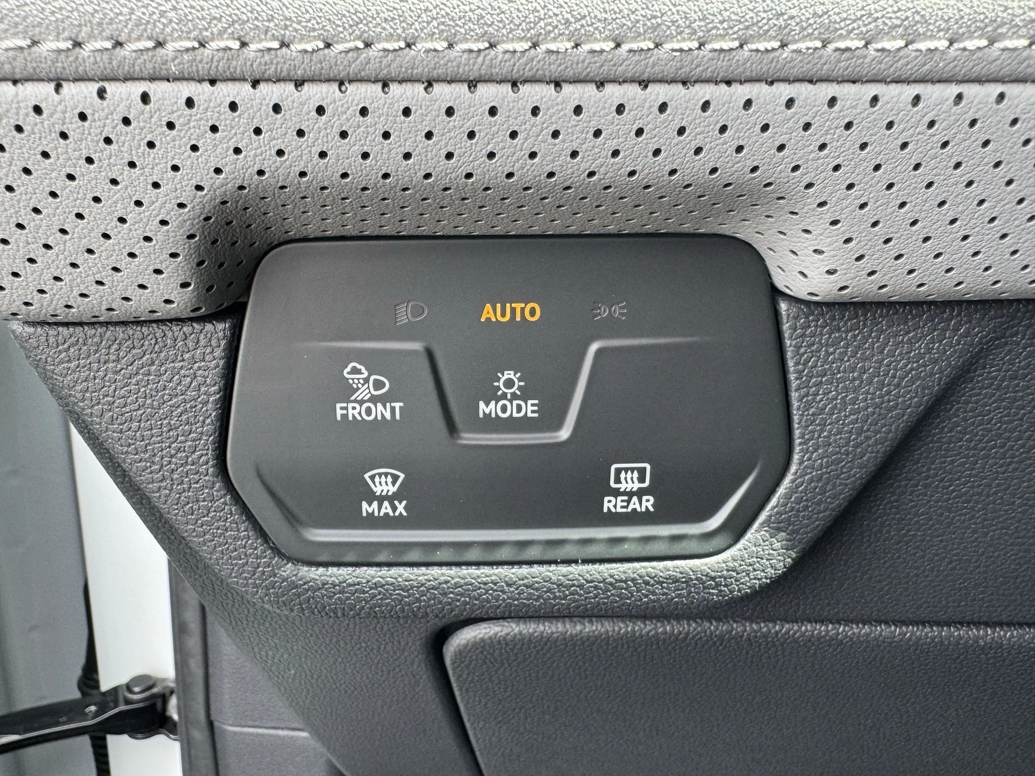 New 2026 Opal White Pearl Volkswagen 2.0T Peak Edition image 28