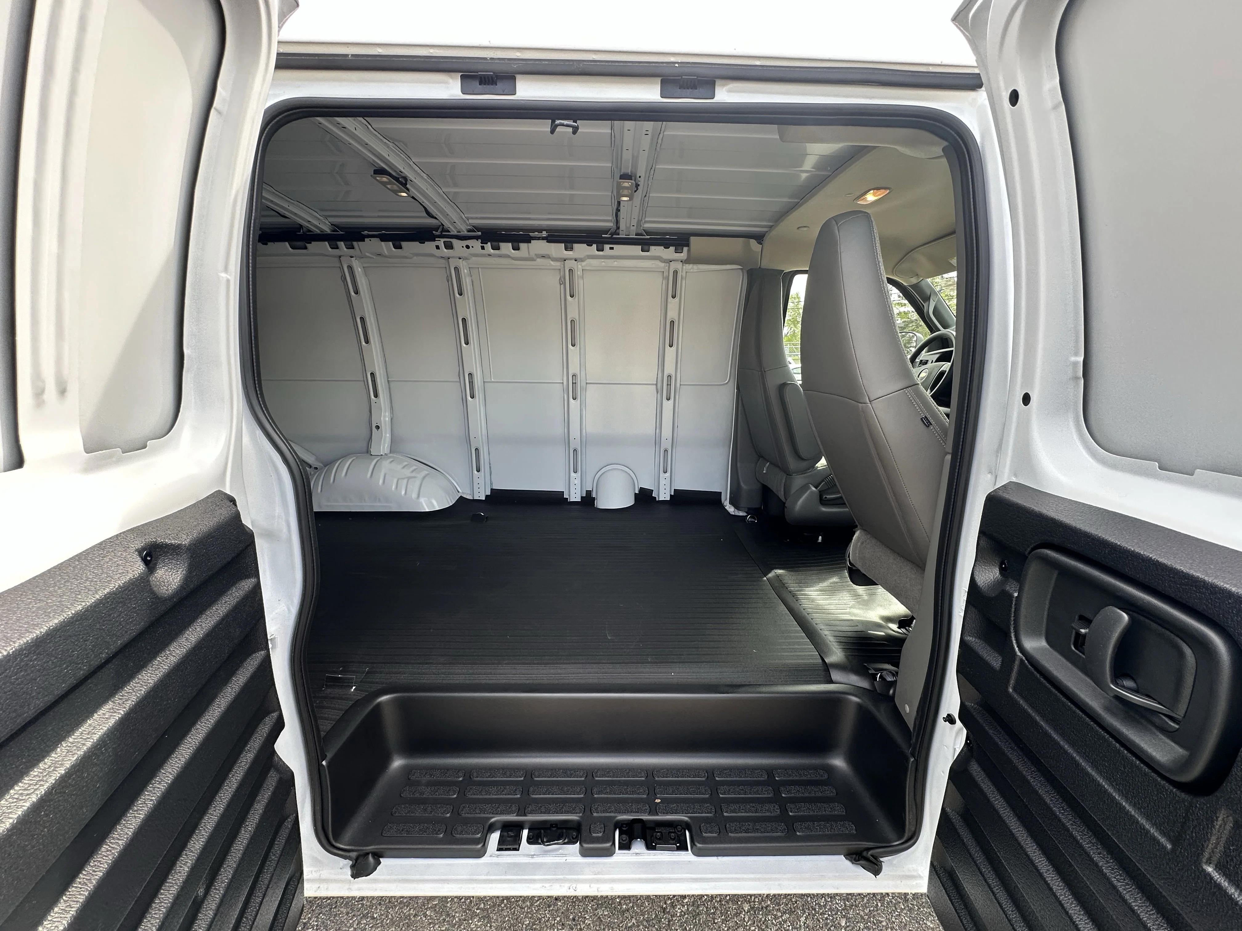 New 2026 Summit White Chevrolet RWD 3500 135 image 12