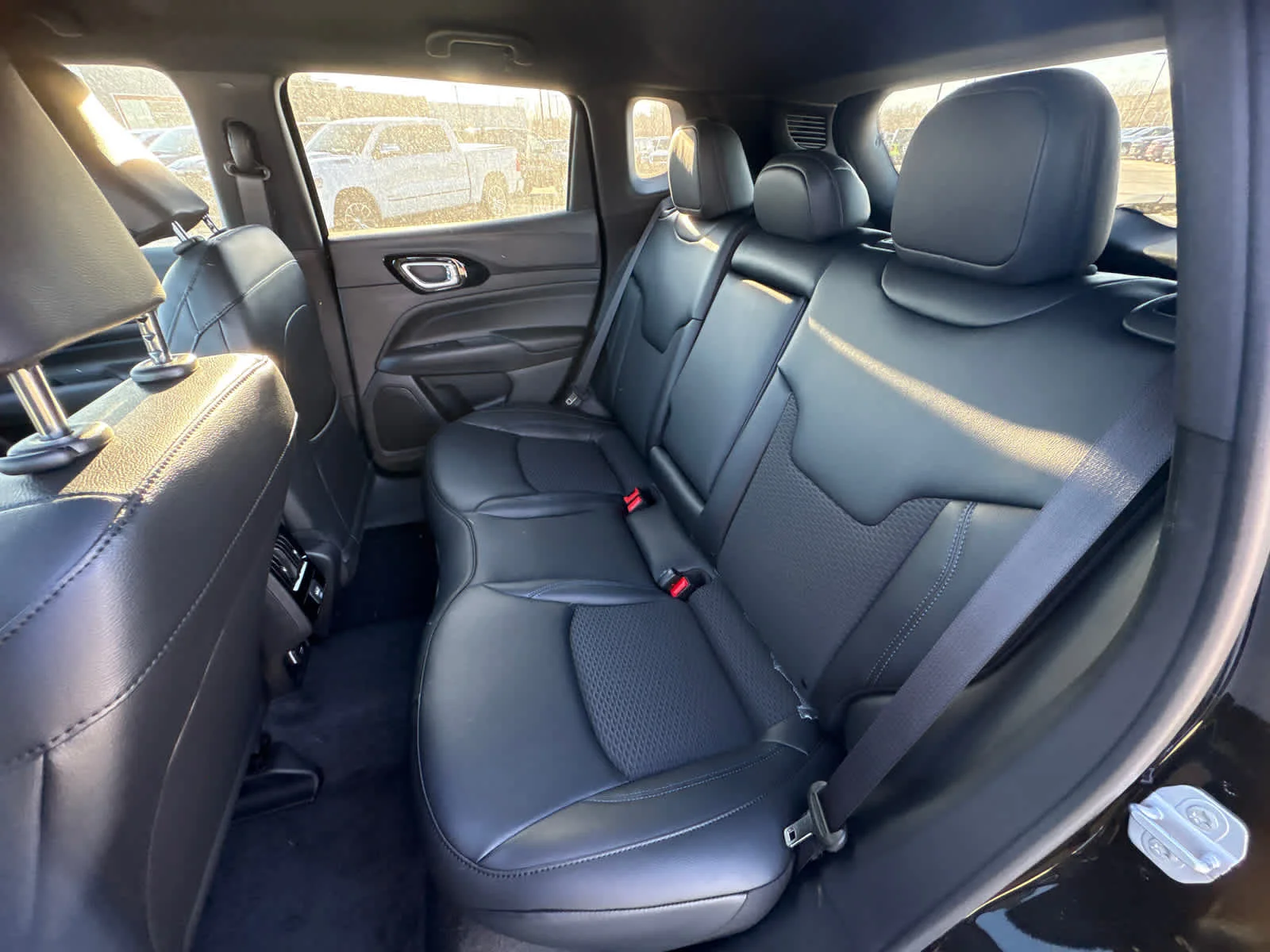 New 2026 Diamond Black Crystal Pearlcoat Jeep Latitude Altitude image 12