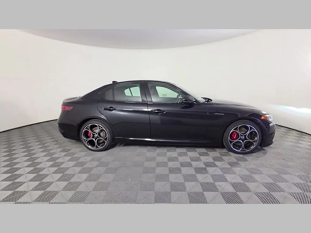 New 2026 Vulcano Black Metallic Alfa Romeo Base image 23