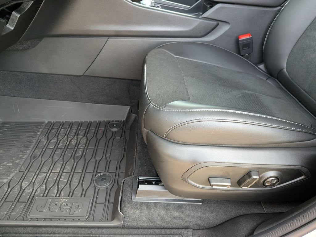 New 2026 Silver Zynith Exterior Paint Jeep Altitude image 14