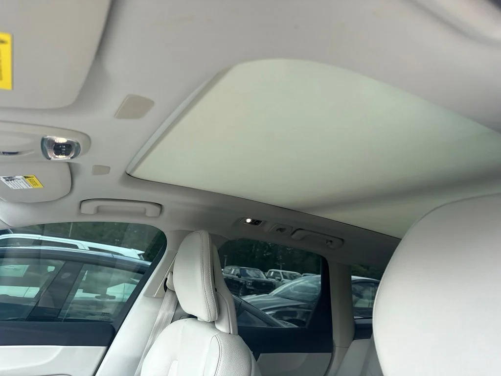 Used 2018 Black Volvo T6 Momentum image 4