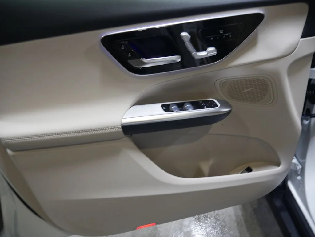 New 2026 Polar White Mercedes-Benz GLC 300 image 16