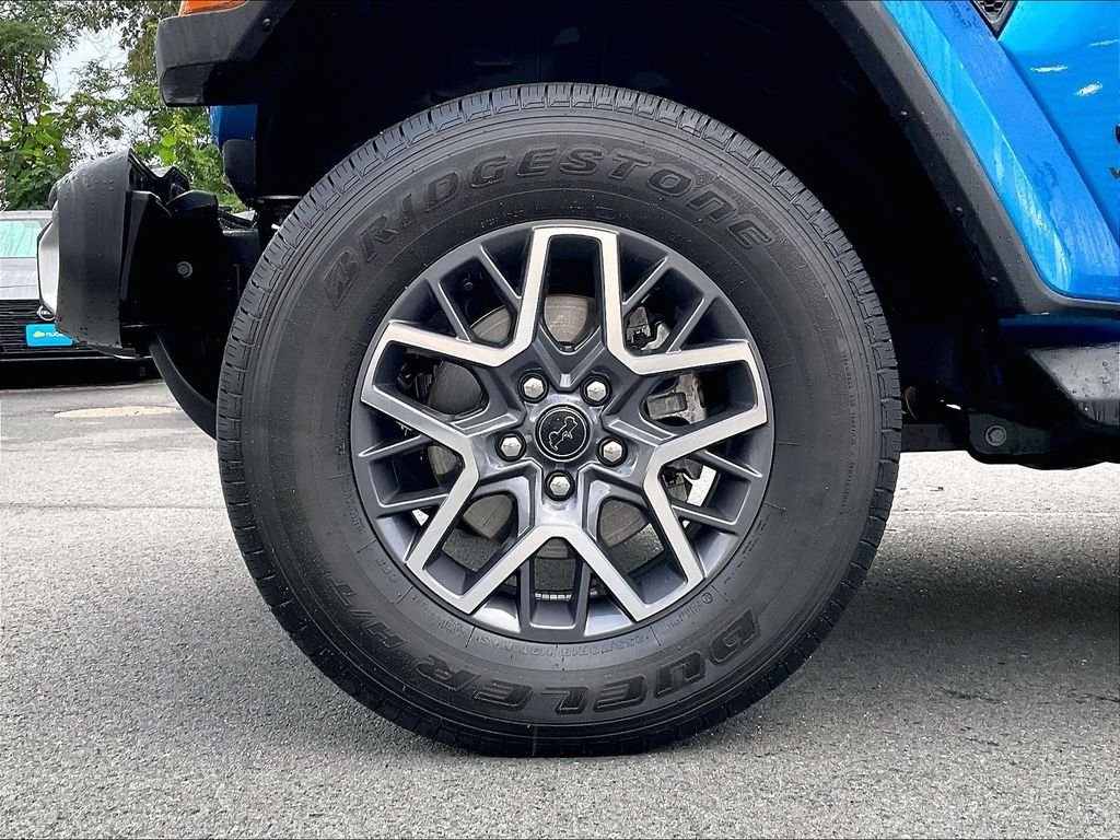 Used 2025 Hydro Blue Pearl Coat Jeep Sahara image 7