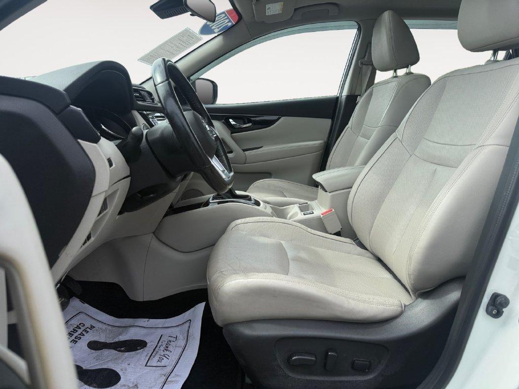 Used 2018 White Nissan SL image 9
