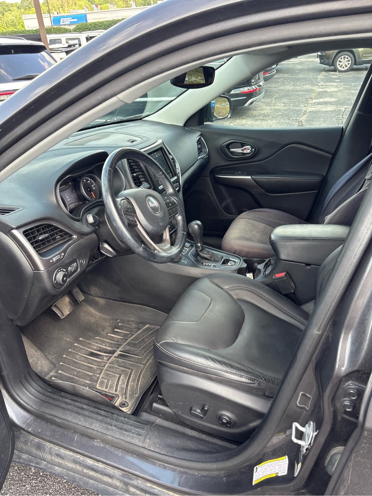 Used 2021 Granite Crystal Metallic Clearcoat Jeep Latitude Lux image 9