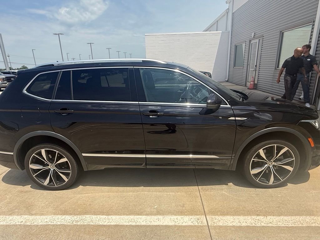 Used 2022 Deep Black Pearl Volkswagen 2.0T SEL R-Line image 5
