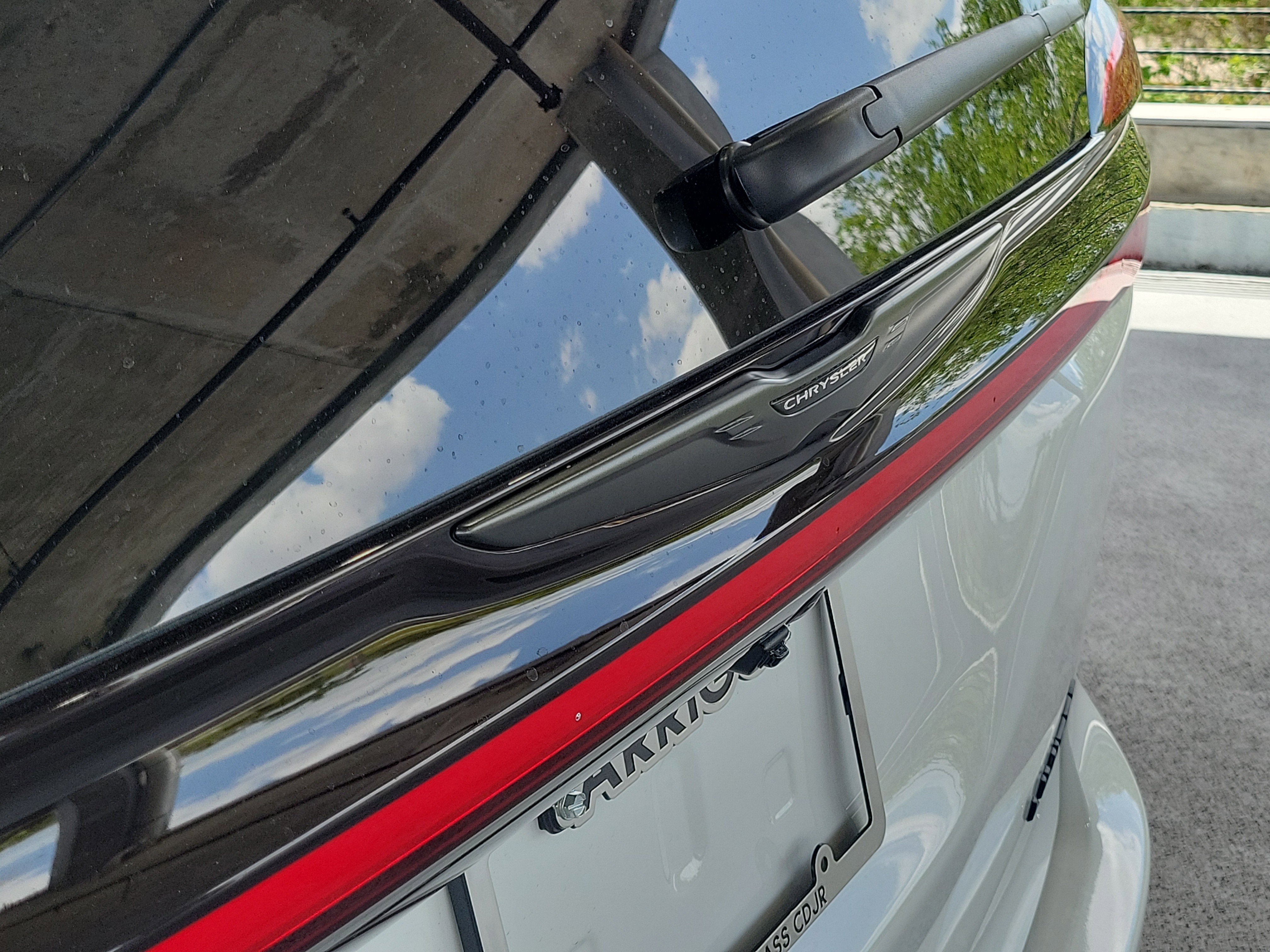 New 2026 Bright White Clear-Coat Exterior Paint Chrysler Limited image 4