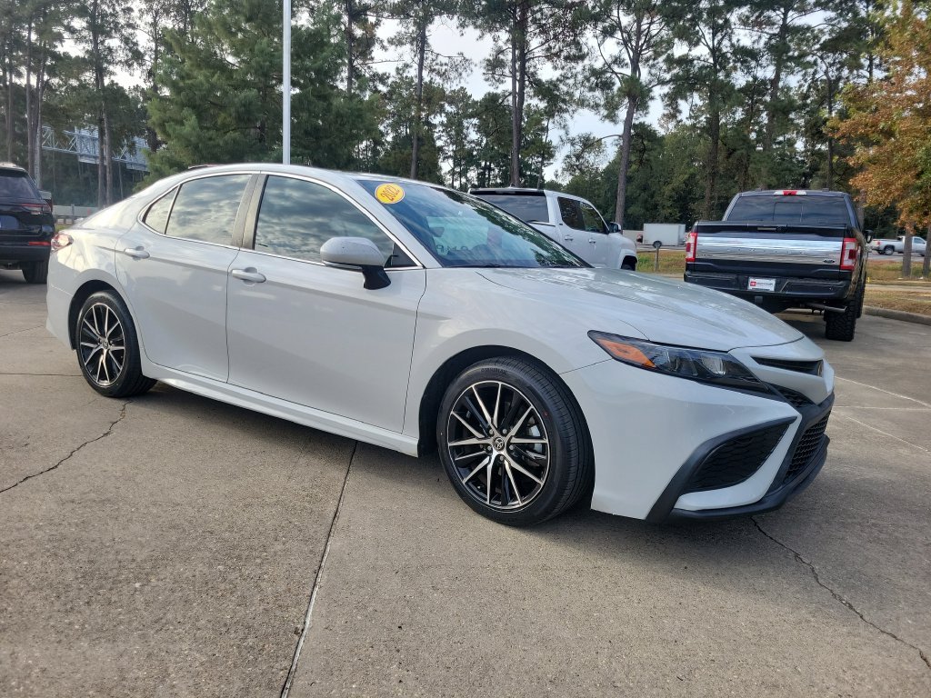 Used 2022 White Toyota SE image 9