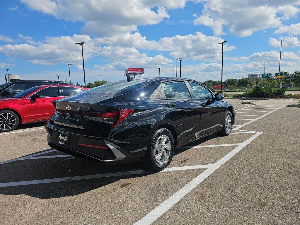 New 2026 Black Hyundai SE image 5