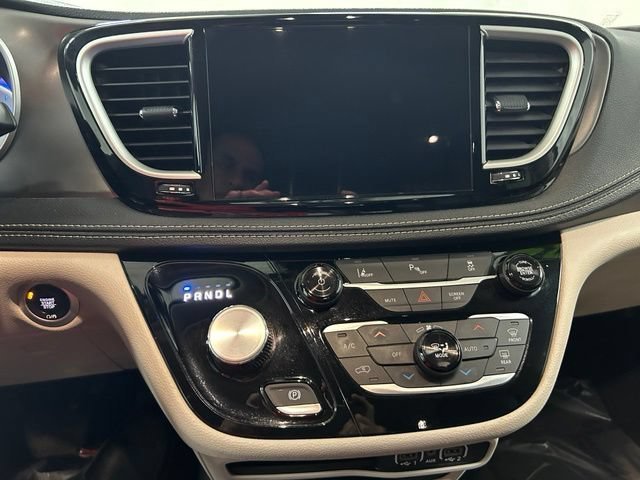 Used 2024  Chrysler Hybrid Select image 19