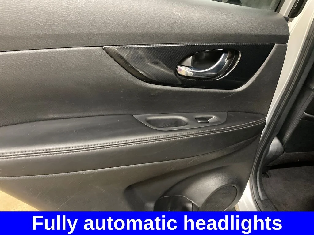 Used 2017 Silver Nissan SL image 12