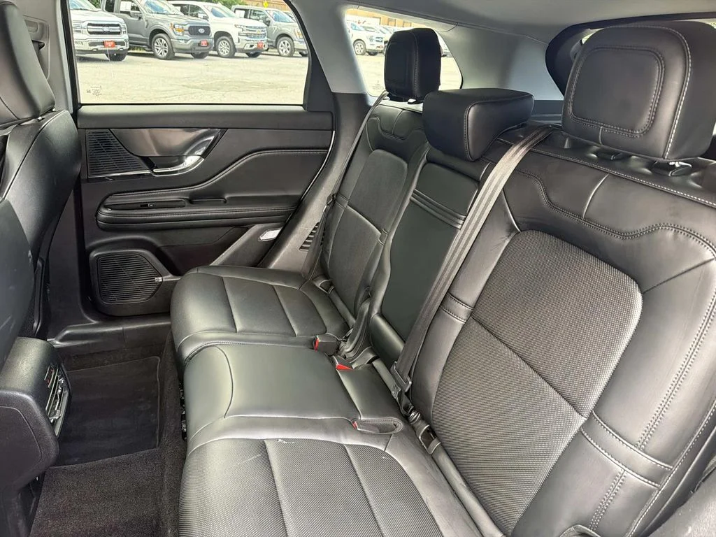Used 2022 White Lincoln Standard image 13