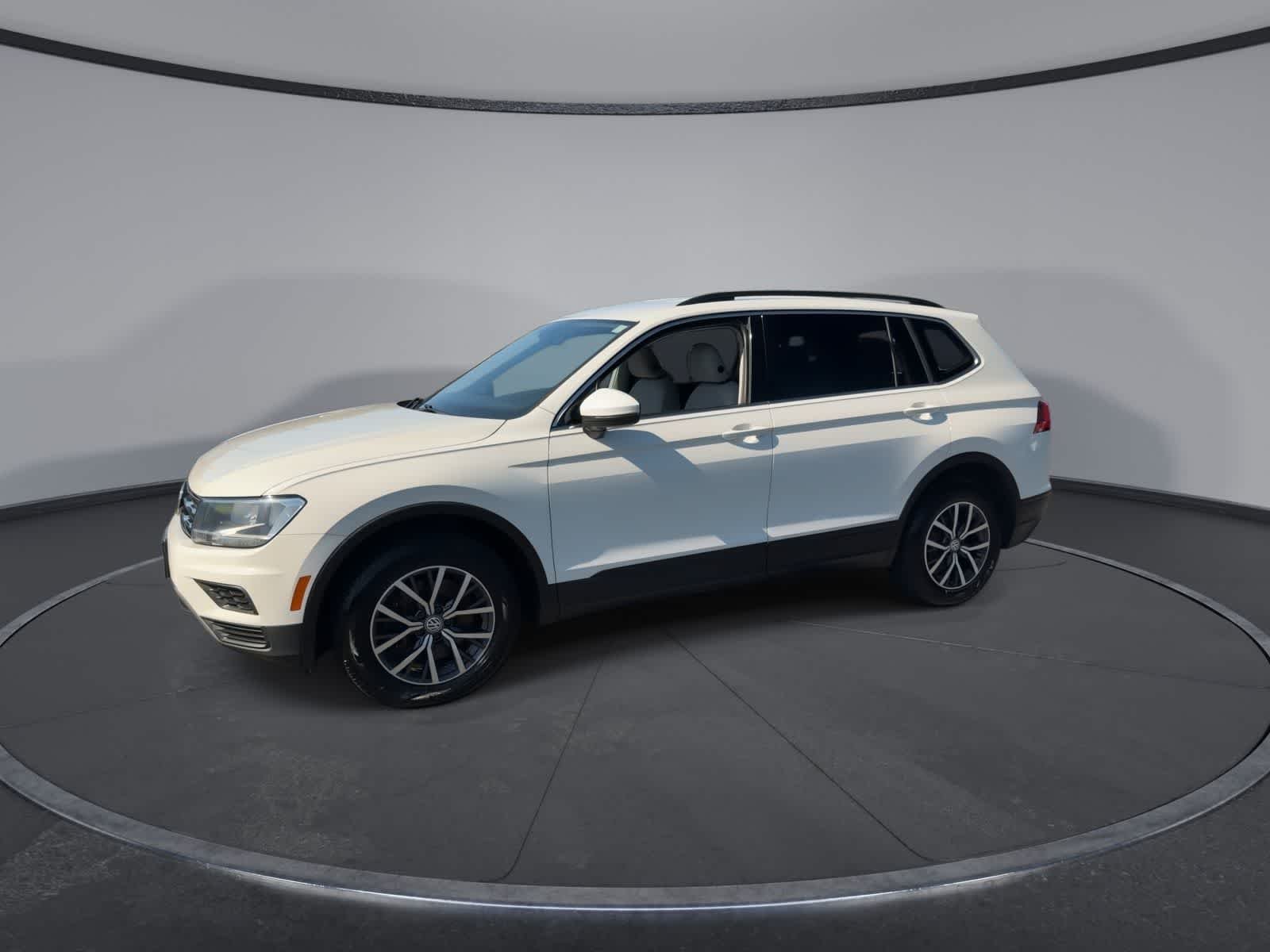 Used 2019 Pure White Volkswagen SE image 4