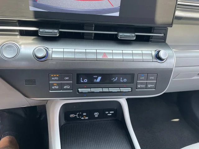 Used 2025 White Hyundai SEL image 29