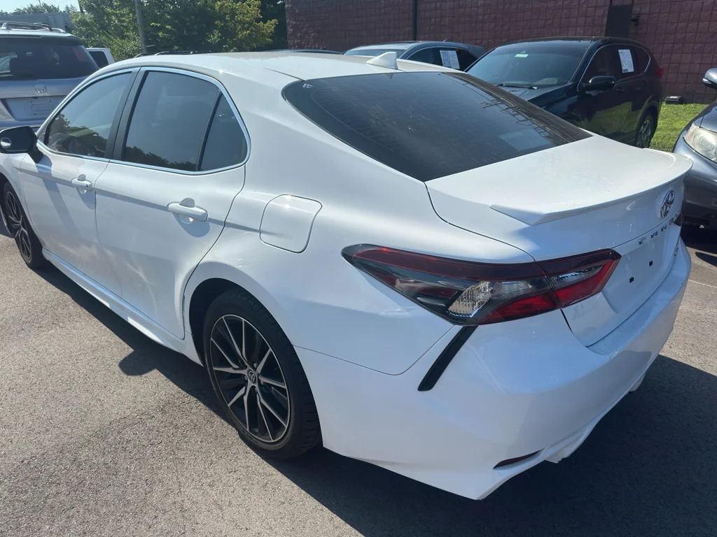 Used 2023 Ice Cap Toyota SE image 3