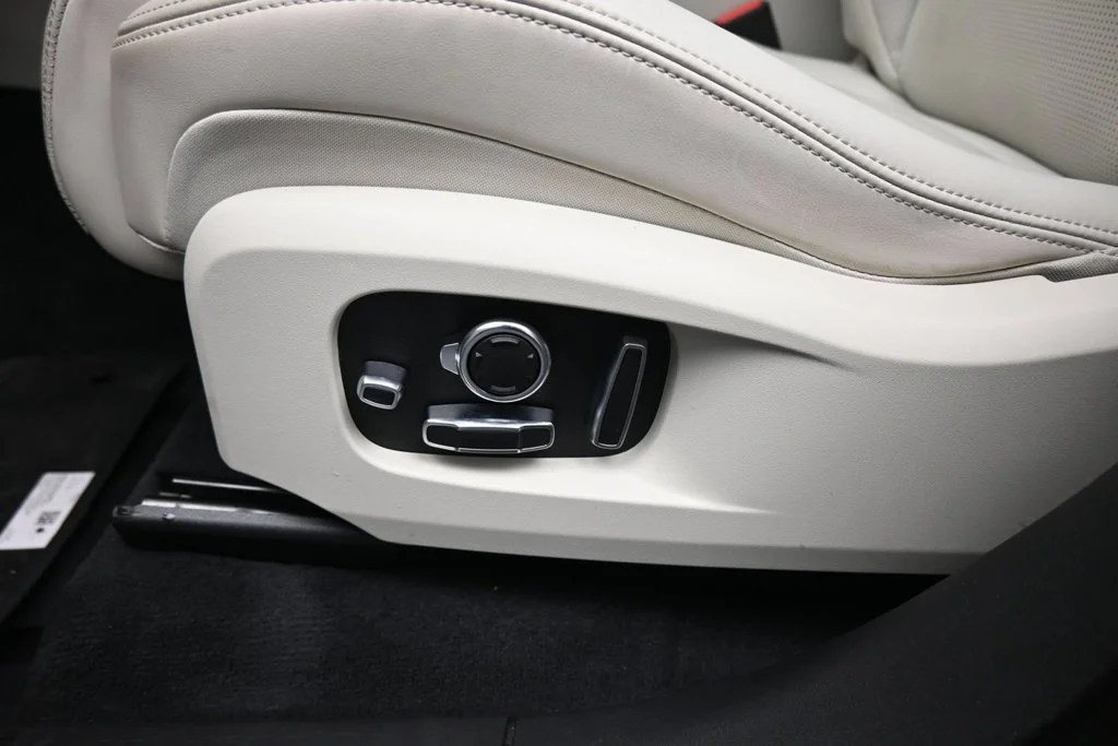 Used 2023  Jaguar P400 R-Dynamic S image 9