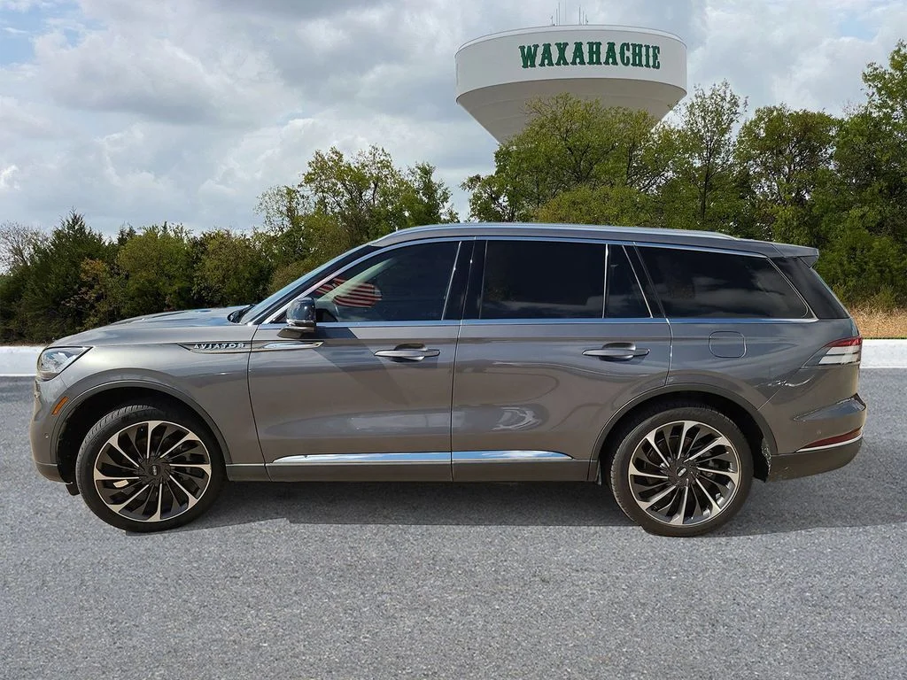 Used 2023 Gray Lincoln Reserve image 3