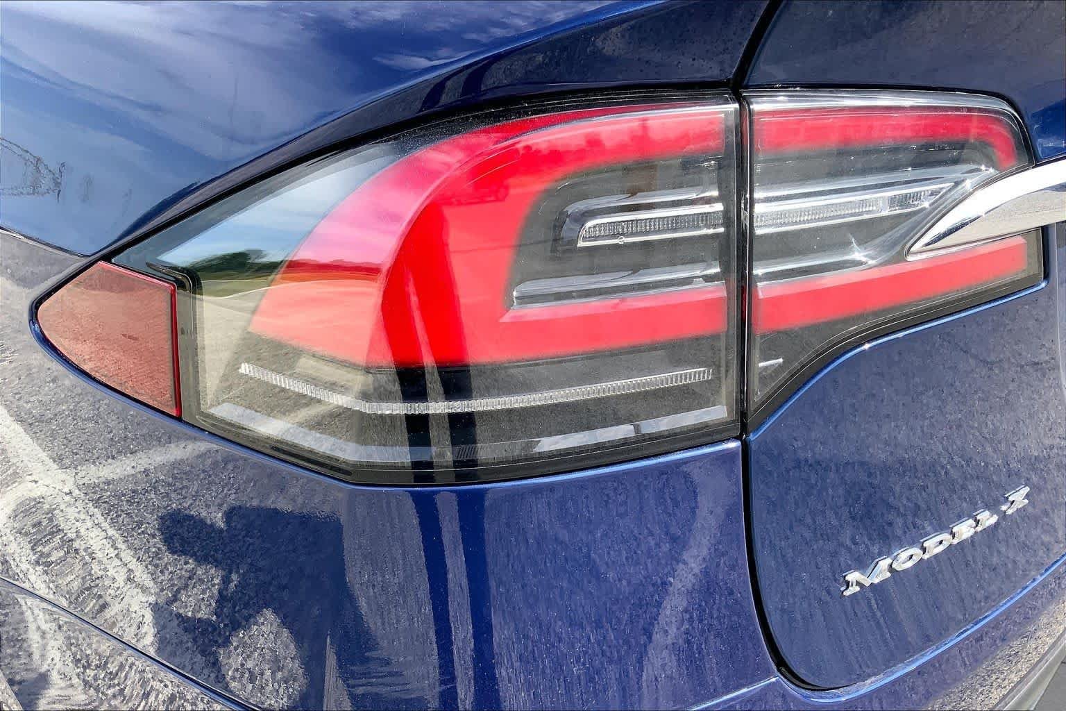 Used 2018 Deep Blue Metallic Tesla 75D image 27