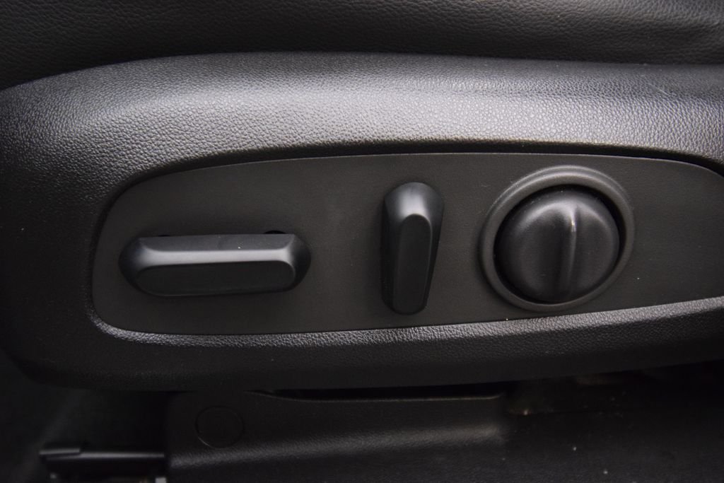 Used 2019 White Frost Tricoat GMC Denali image 30