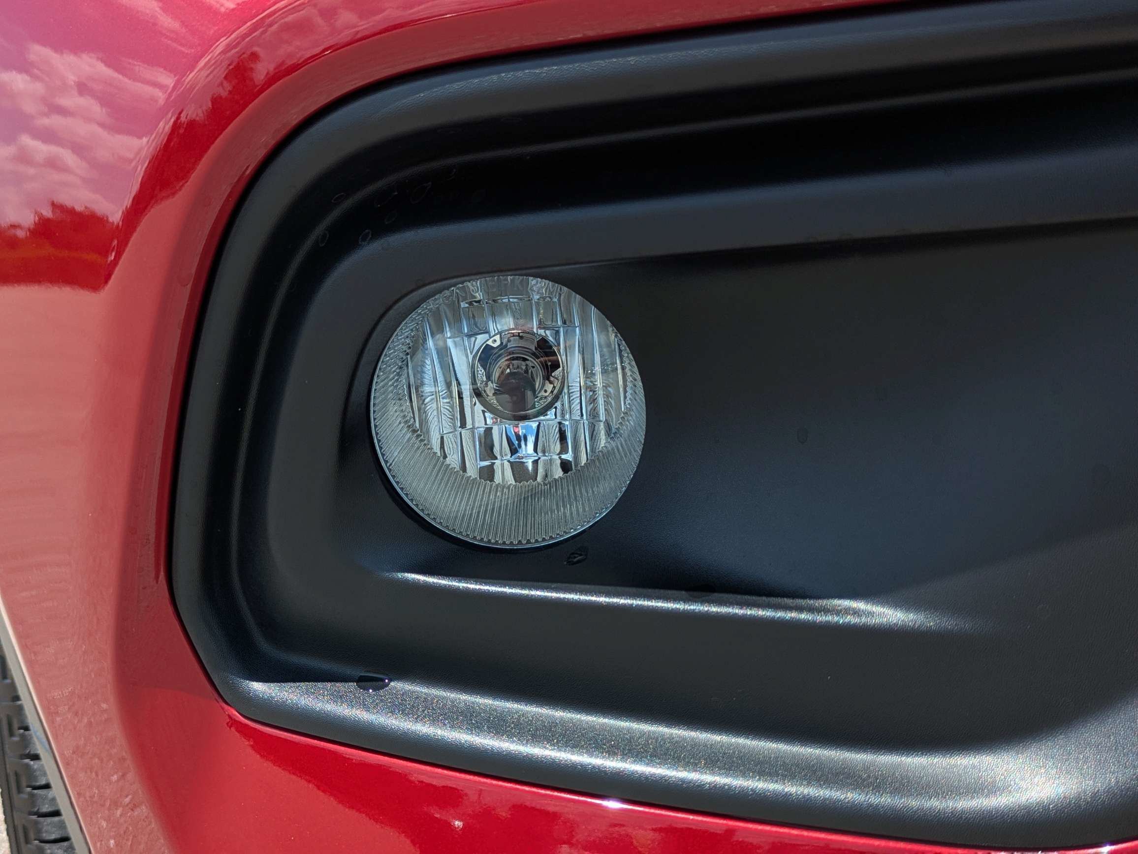 Used 2025 Red Hot Pearlcoat Jeep Latitude image 11