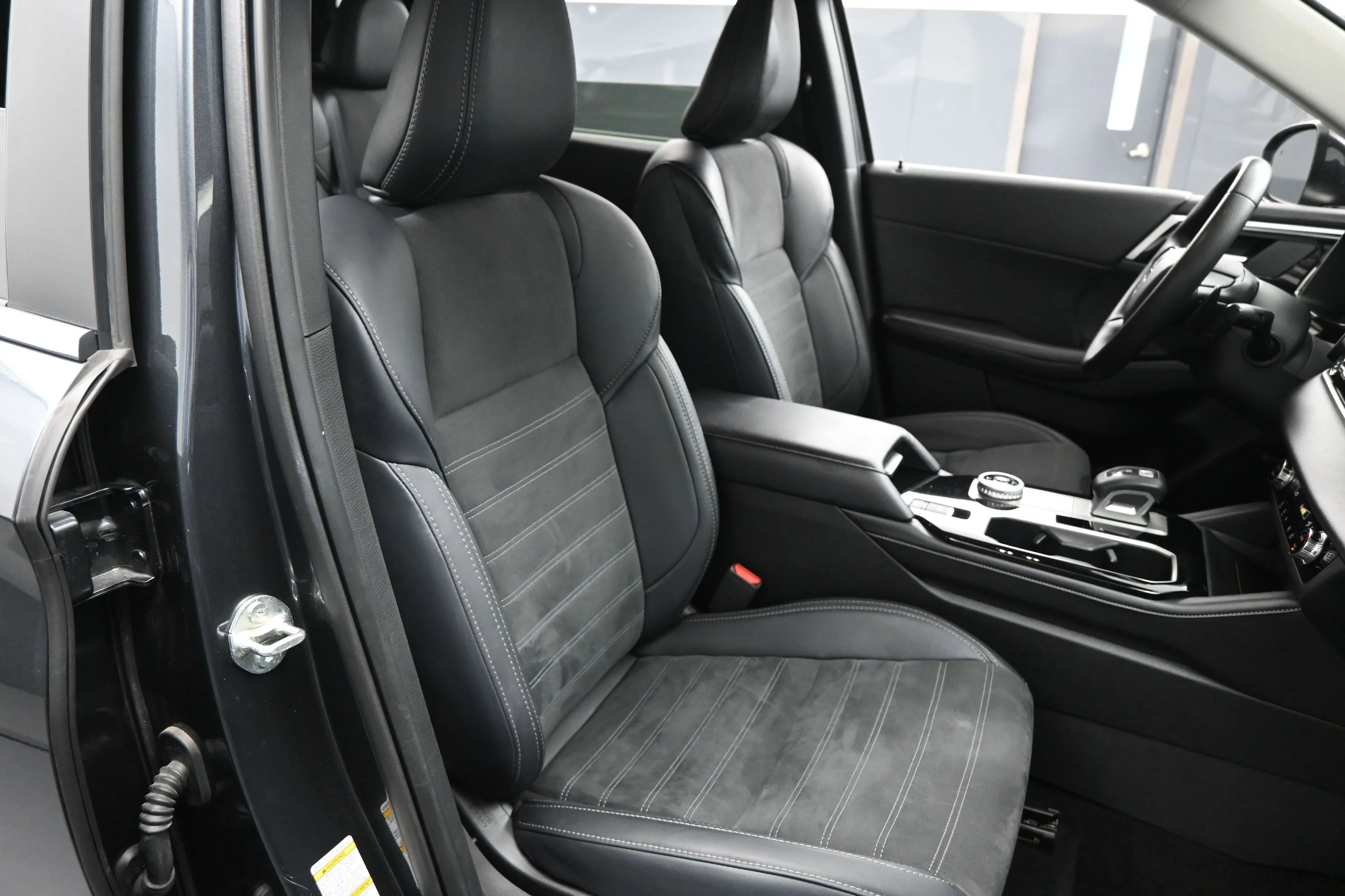 Used 2025  Mitsubishi  image 15