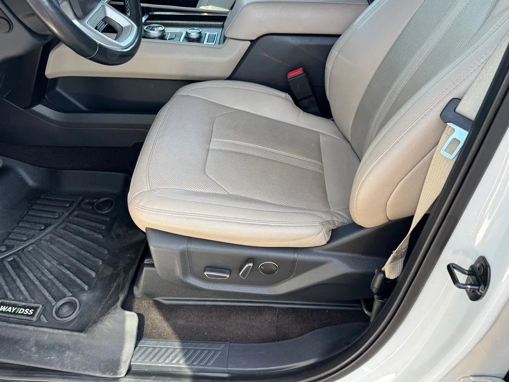 Used 2023 White Ford Limited image 6