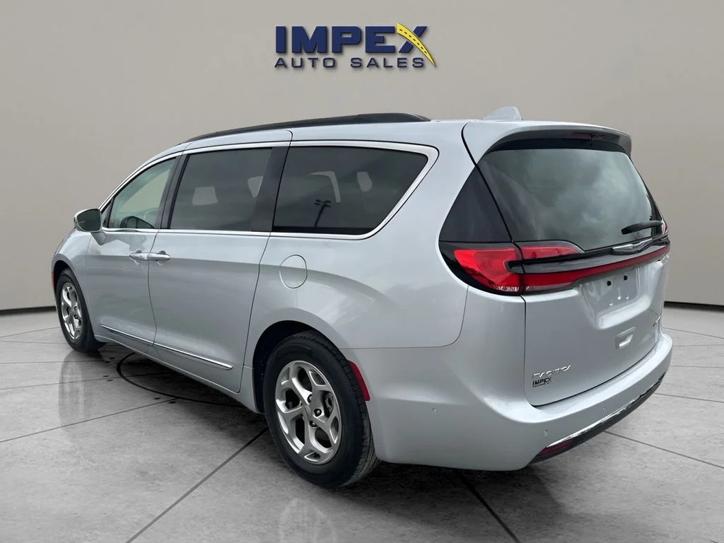 Used 2022 Silver Chrysler Limited image 3
