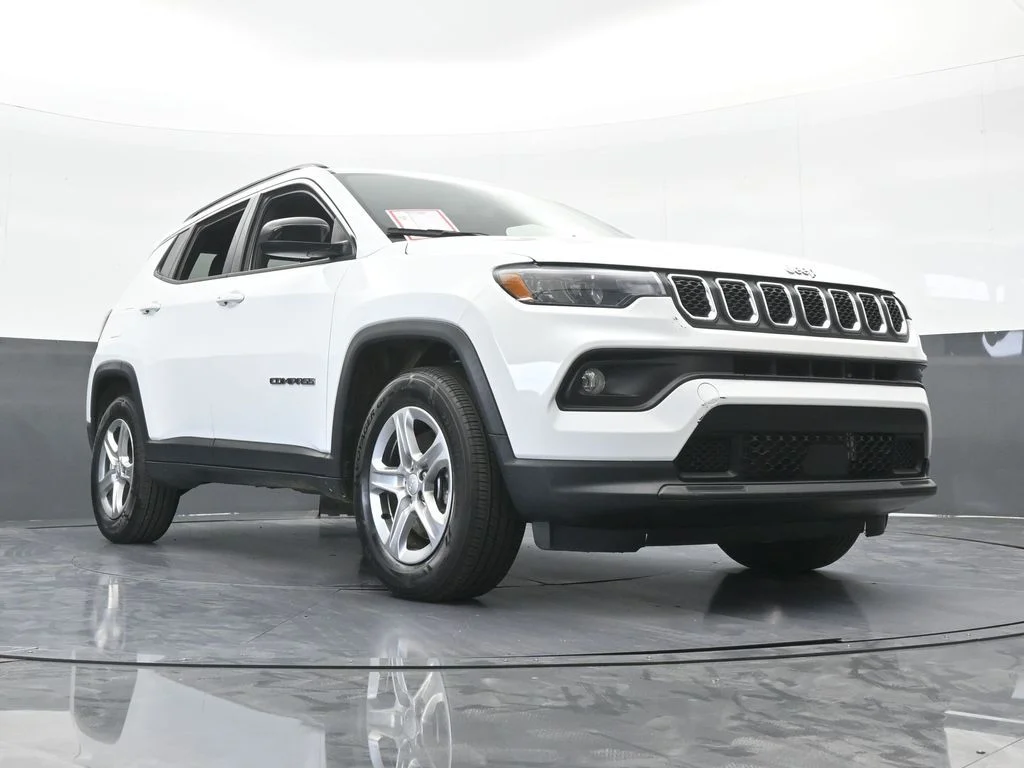 Used 2023 Bright White Clearcoat Jeep Latitude image 59