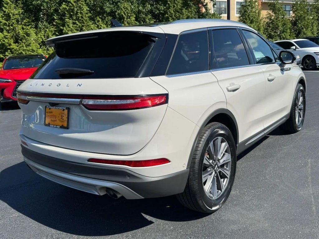 Used 2022 Pearl Metallic Lincoln Reserve image 3