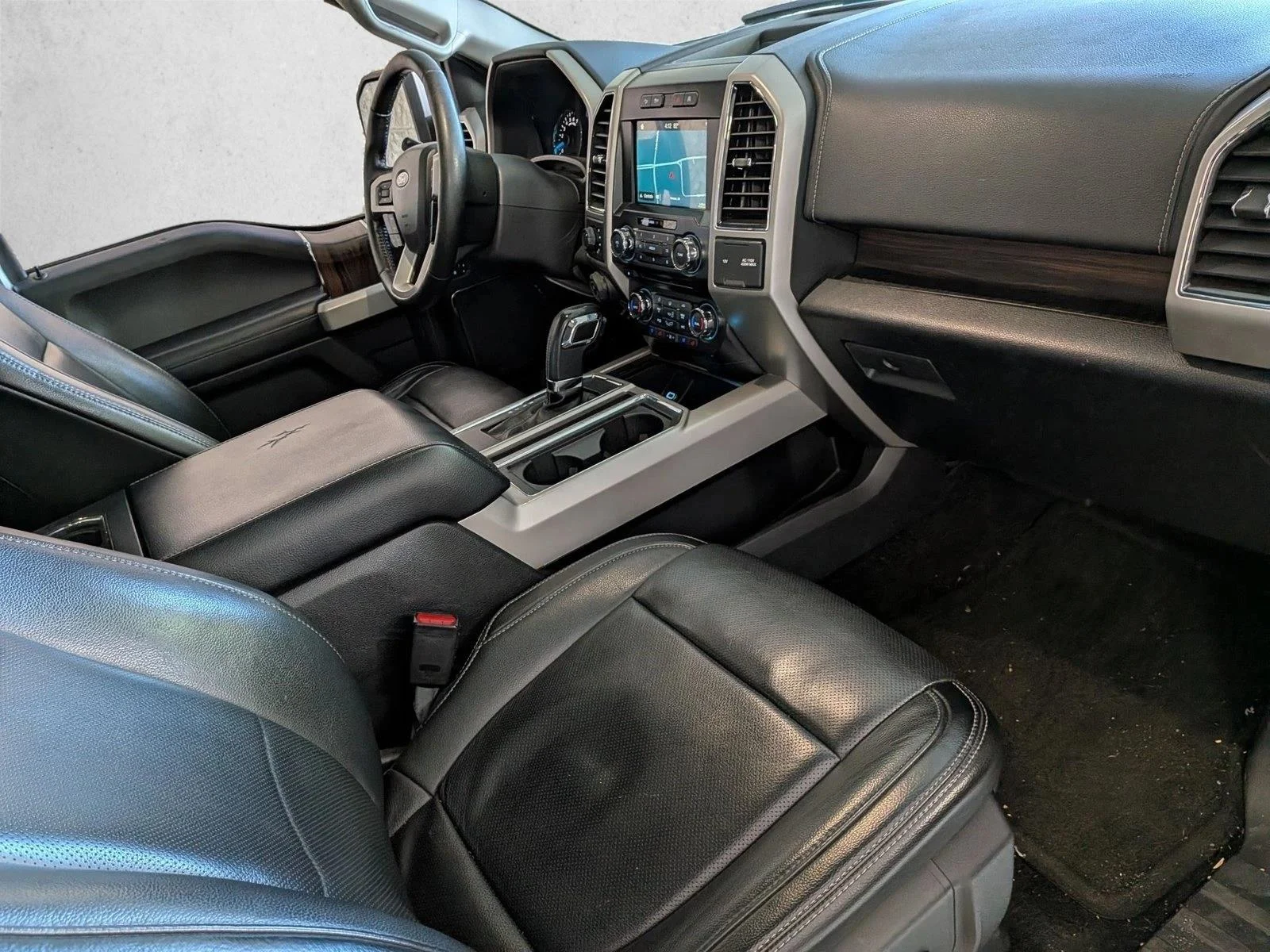 Used 2017 White Platinum Metallic Tri-Coat Ford Lariat image 22