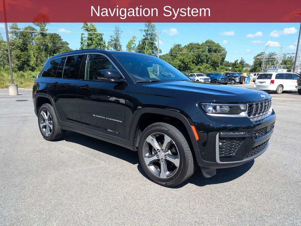 New 2026 Diamond Black Crystal Pearl-Coat Exterior Paint Jeep Limited image 3