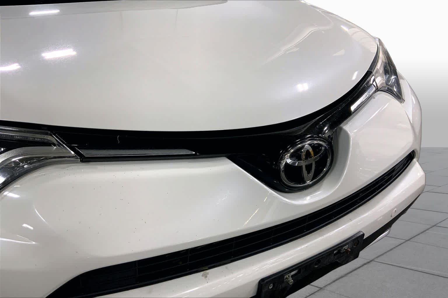 Used 2017 Blizzard Pearl Toyota Limited image 30