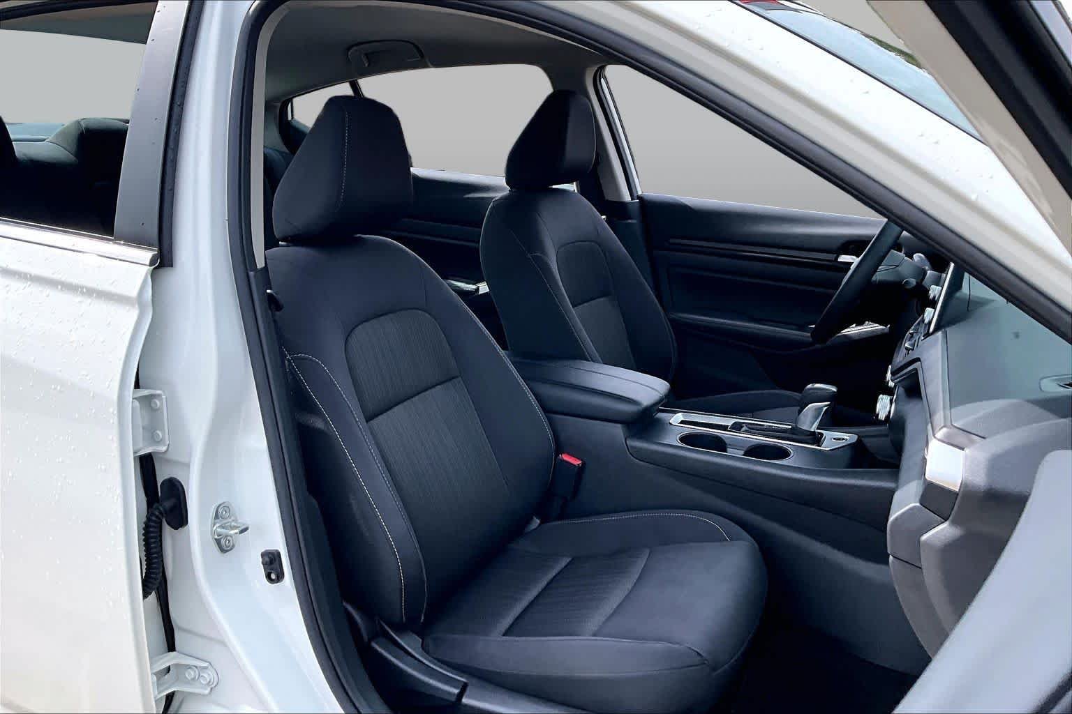 Used 2025 Glacier White Nissan SV image 9