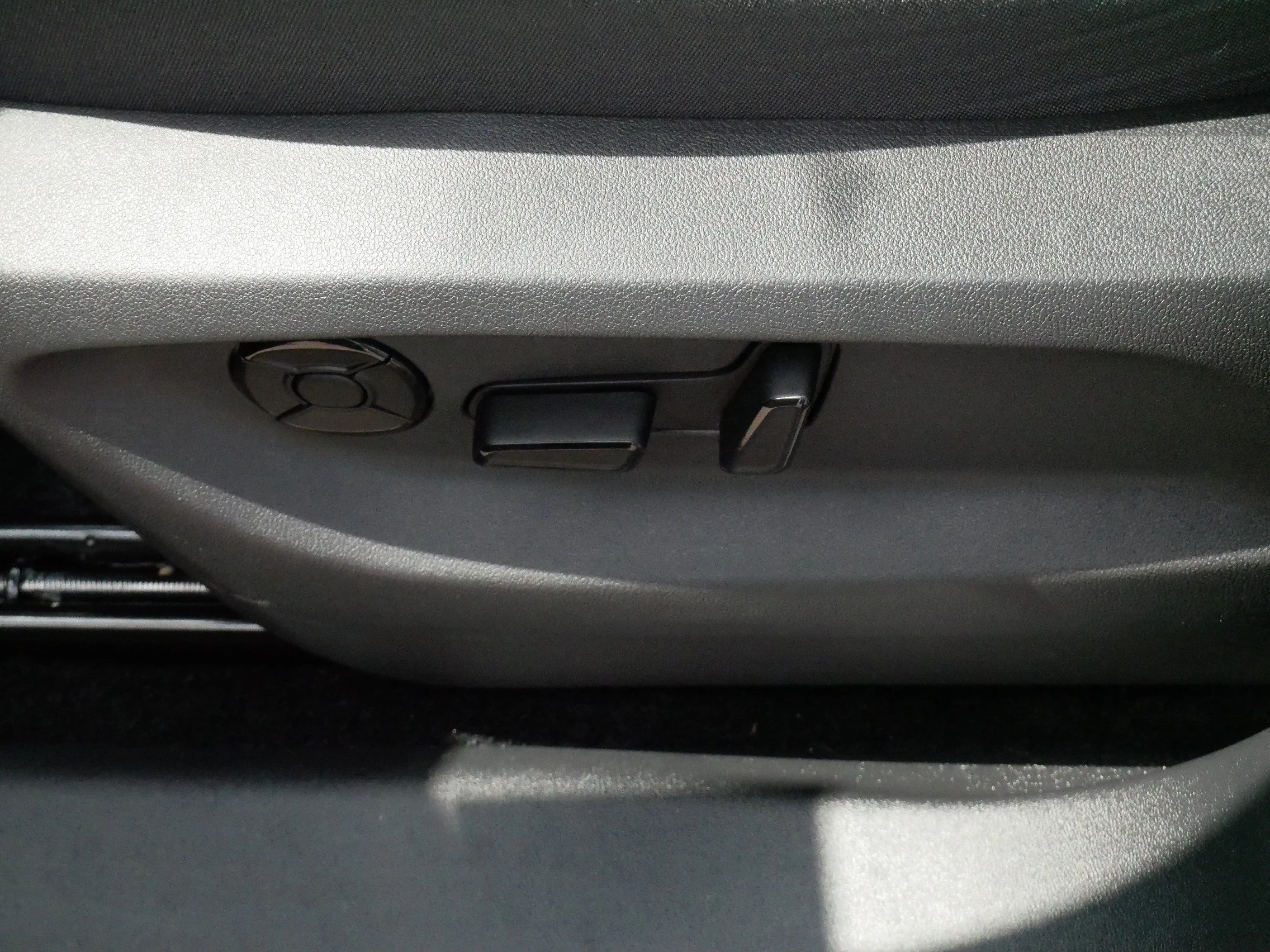 Certified Used 2025 Platinum Gray Metallic Volkswagen SE image 20