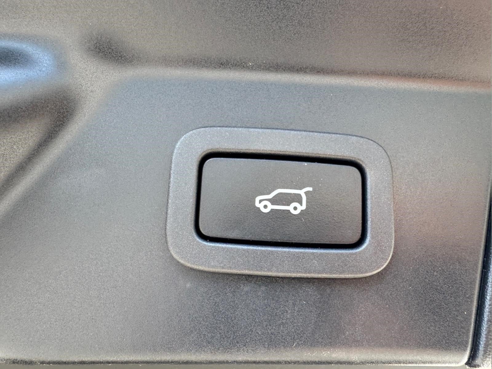 Used 2020  Land Rover R-Dynamic S image 11