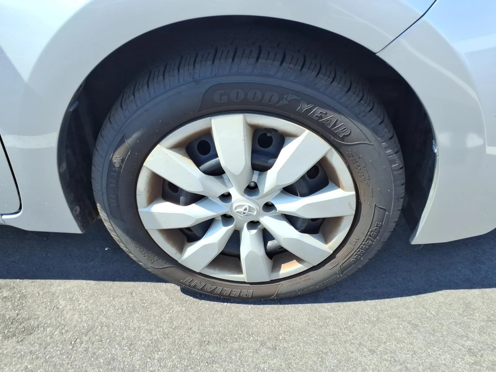 Used 2015 Classic Silver Metallic Toyota LE image 7
