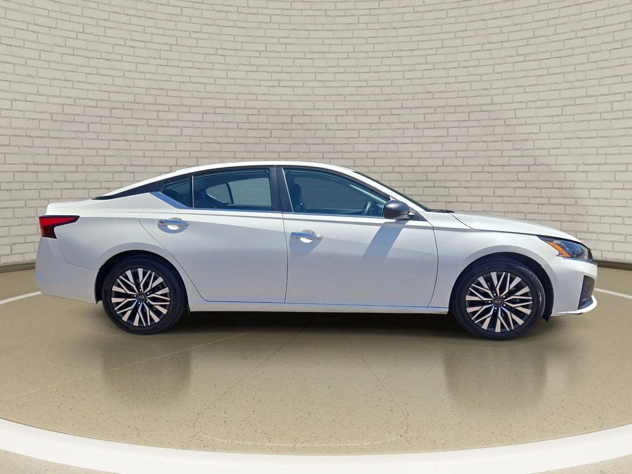 Used 2025 Pearl White Tricoat Nissan 2.5 SV image 3