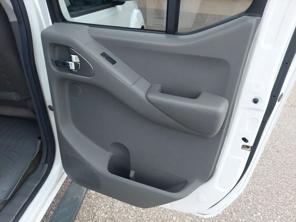 Used 2011 White Nissan SL image 33
