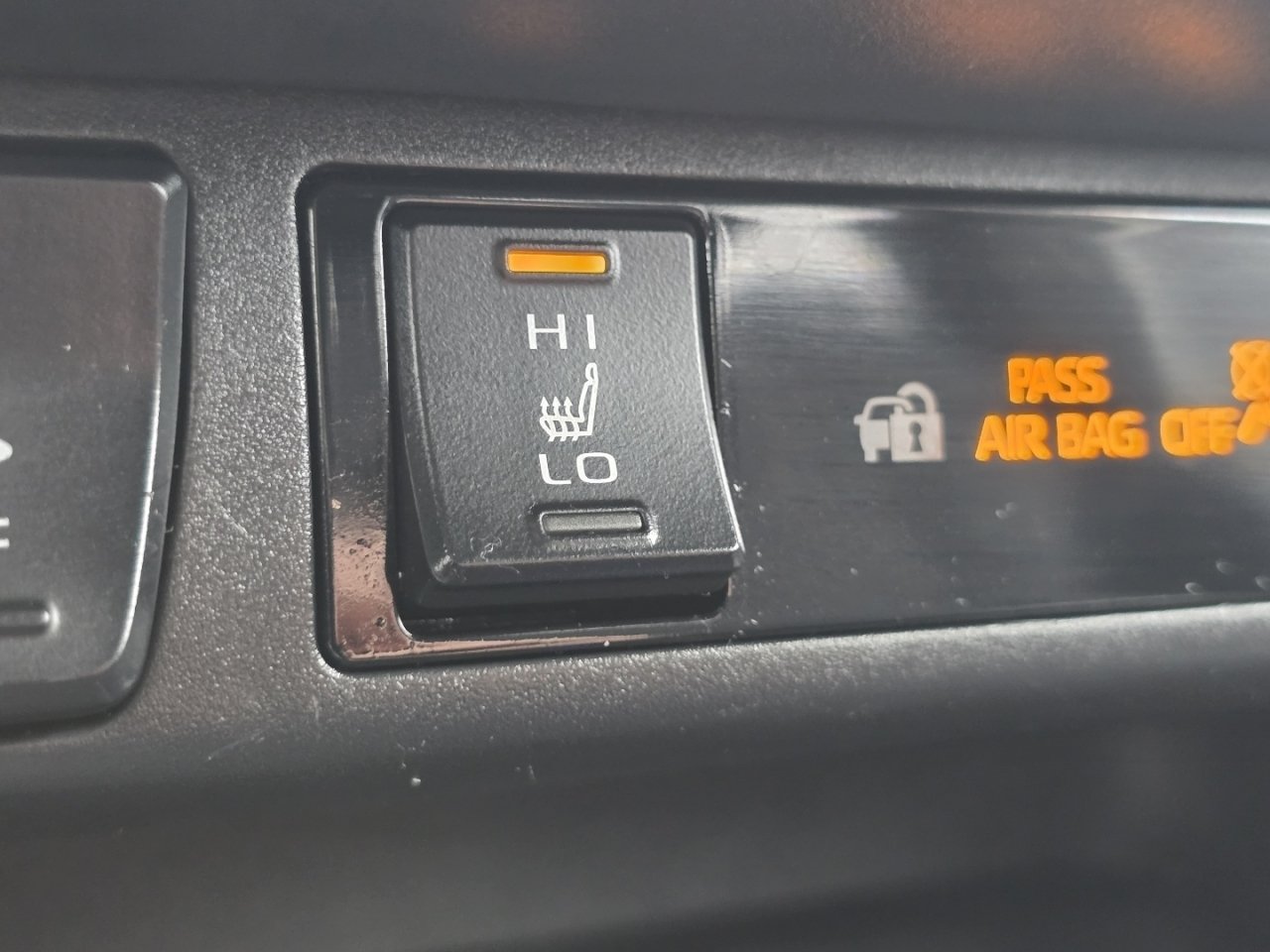 2025 Toyota RAV4 XLE - Photo 6