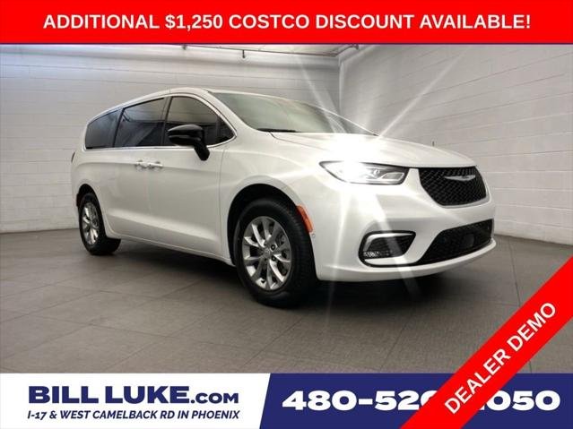 2026 Chrysler Pacifica Select's photo