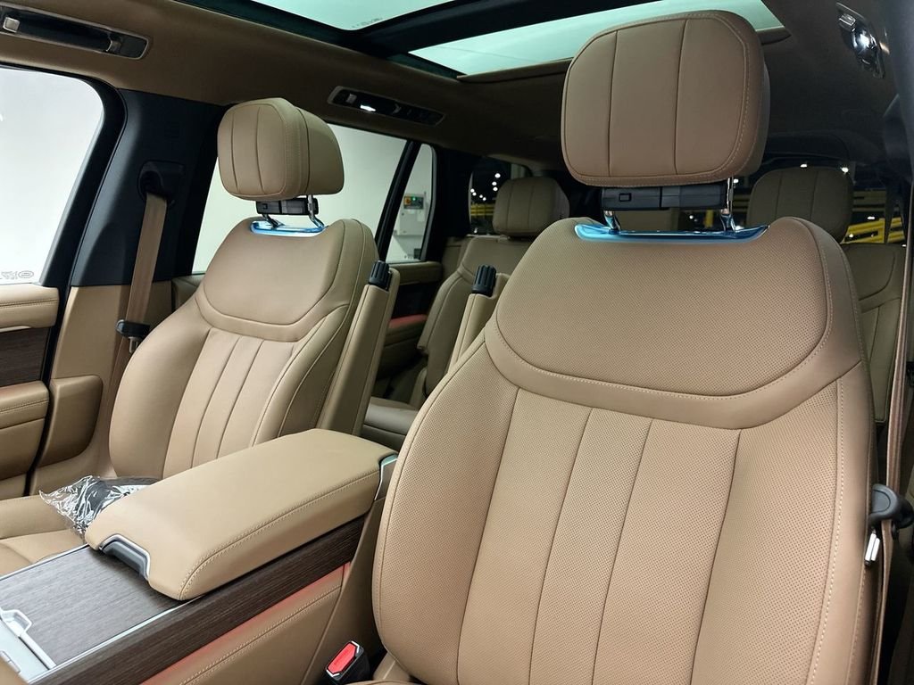 New 2026 Belgravia Green Metallic Land Rover SE image 10