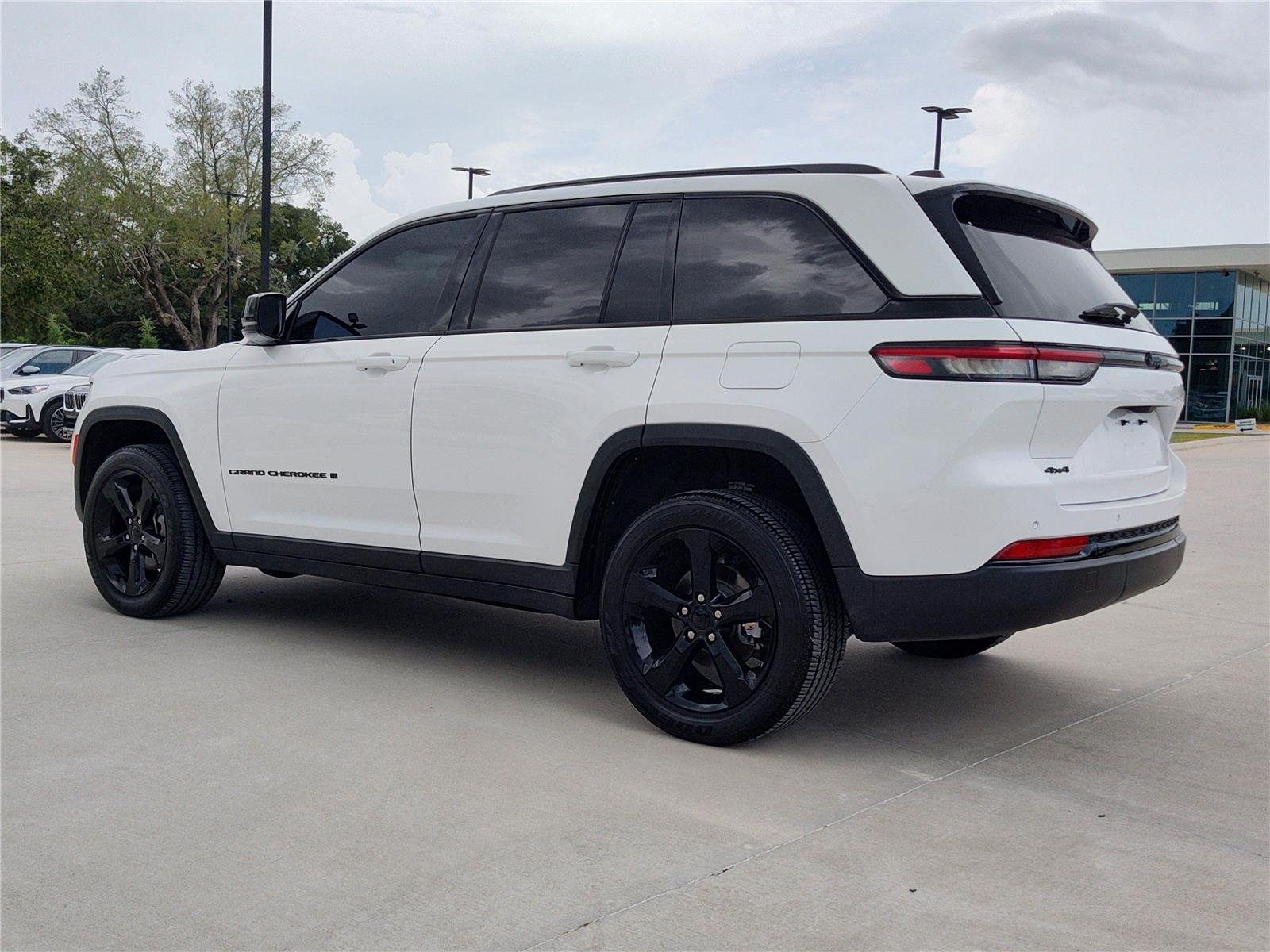 Used 2024 WHITE JEEP LARE image 4