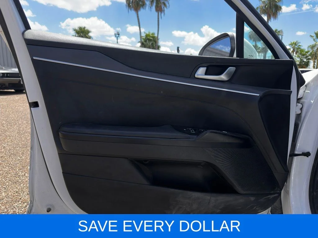 Used 2022 White Kia LXS image 5