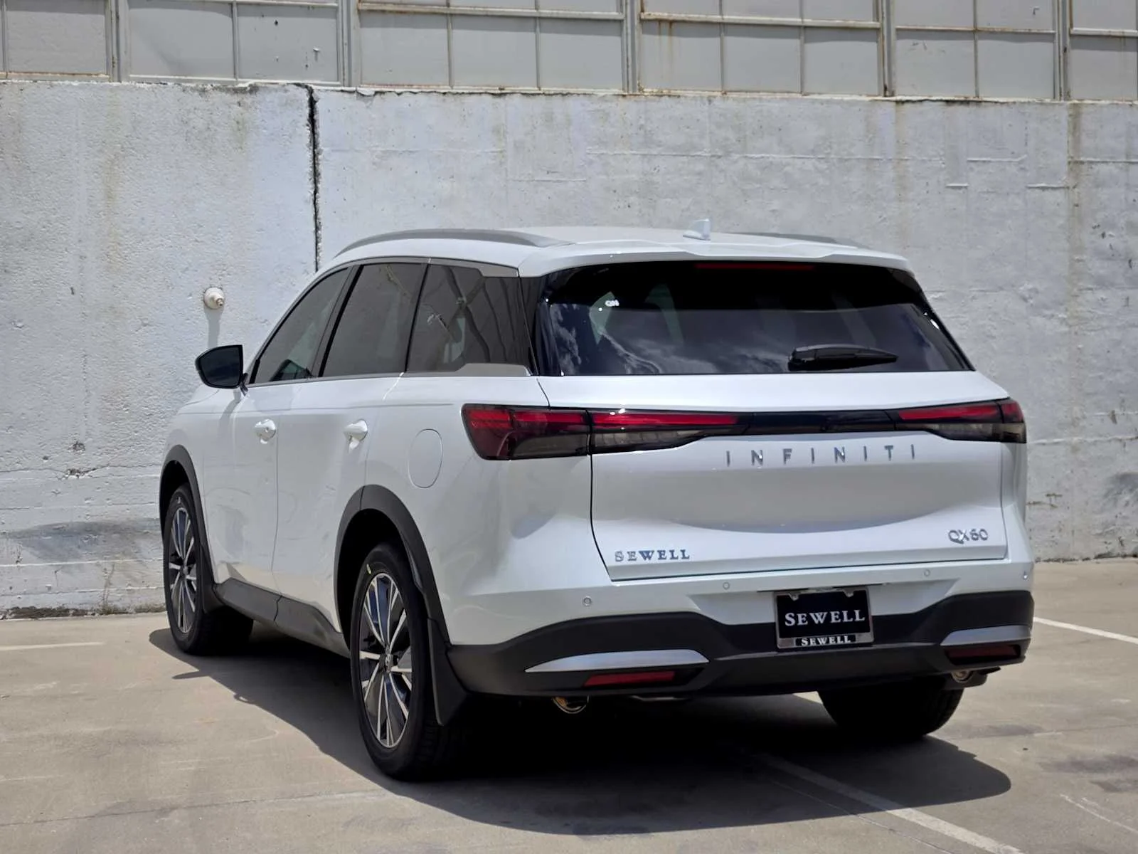 New 2027 RADIANT WHITE INFINITI Luxe FWD image 4